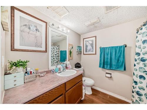 6425 35 Avenue Nw, Calgary, AB - Indoor Photo Showing Bathroom