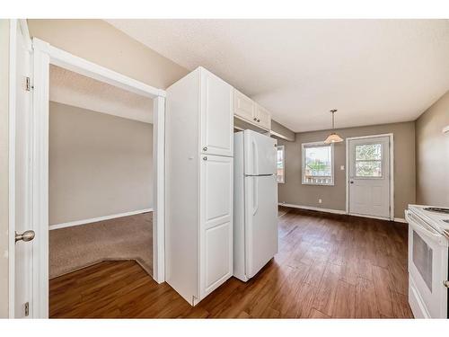 6425 35 Avenue Nw, Calgary, AB - Indoor Photo Showing Kitchen