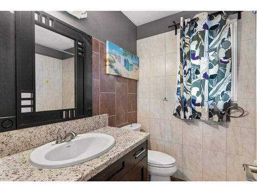 123 Hamptons Square Nw, Calgary, AB - Indoor Photo Showing Bathroom