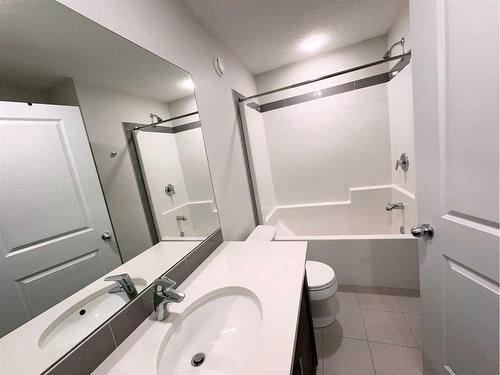 32 Carringvue Link Nw, Calgary, AB - Indoor Photo Showing Bathroom