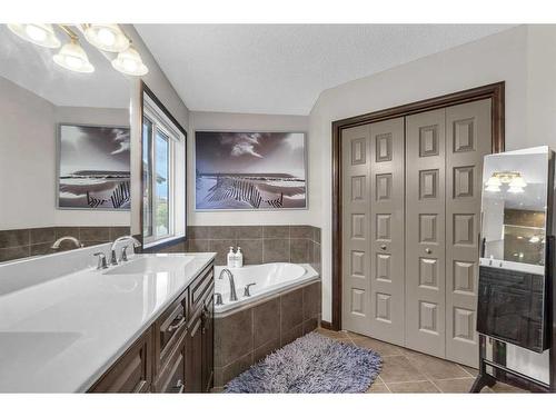 22 Cranarch Link Se, Calgary, AB - Indoor Photo Showing Bathroom