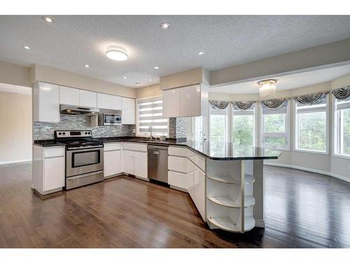 117 Candle Place Sw, Calgary, AB - Indoor Photo Showing Kitchen With Upgraded Kitchen