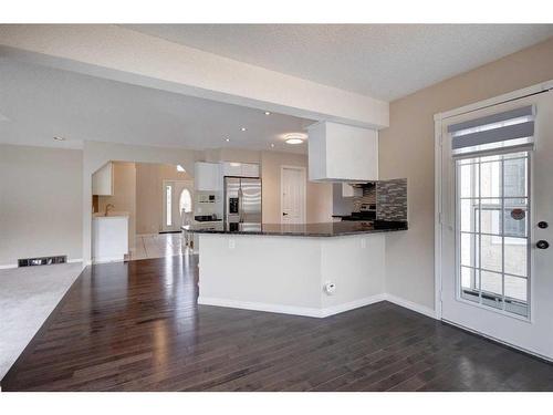 117 Candle Place Sw, Calgary, AB - Indoor Photo Showing Kitchen