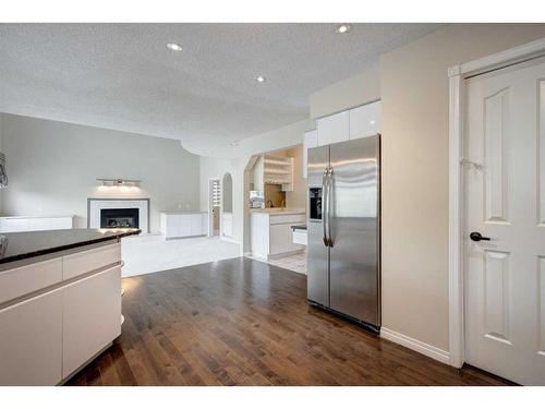 117 Candle Place Sw, Calgary, AB - Indoor Photo Showing Kitchen