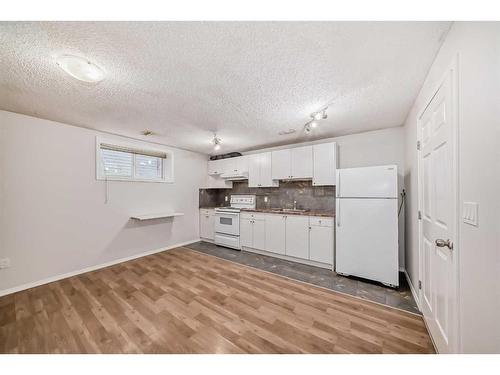 975 Taradale Drive Ne, Calgary, AB - Indoor Photo Showing Kitchen