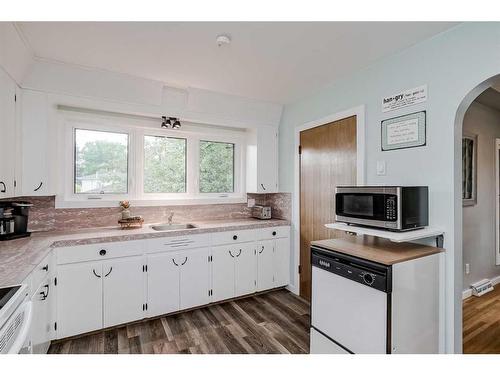 1204 18 Street Ne, Calgary, AB - Indoor Photo Showing Kitchen