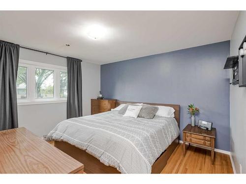 1204 18 Street Ne, Calgary, AB - Indoor Photo Showing Bedroom