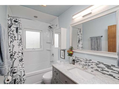 1204 18 Street Ne, Calgary, AB - Indoor Photo Showing Bathroom