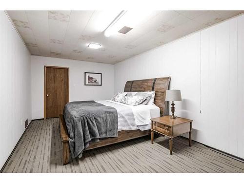 1204 18 Street Ne, Calgary, AB - Indoor Photo Showing Bedroom
