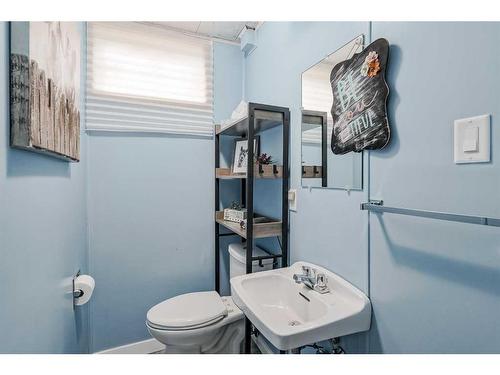 1204 18 Street Ne, Calgary, AB - Indoor Photo Showing Bathroom