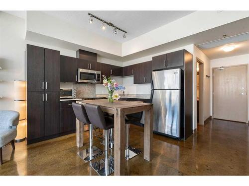 1304-135 13 Avenue Sw, Calgary, AB - Indoor Photo Showing Kitchen With Stainless Steel Kitchen With Upgraded Kitchen