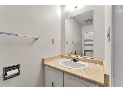 74-5520 1 Avenue Se, Calgary, AB - Indoor Photo Showing Bathroom