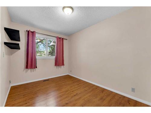 74-5520 1 Avenue Se, Calgary, AB - Indoor Photo Showing Other Room
