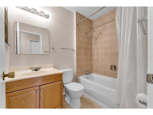 74-5520 1 Avenue Se, Calgary, AB - Indoor Photo Showing Bathroom
