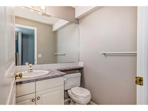 105 Mt Mckenzie Gardens Se, Calgary, AB - Indoor Photo Showing Bathroom