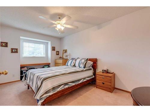 1306 Shannon Avenue Sw, Calgary, AB - Indoor Photo Showing Bedroom