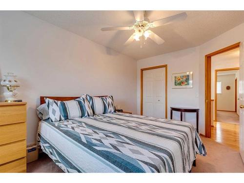 1306 Shannon Avenue Sw, Calgary, AB - Indoor Photo Showing Bedroom