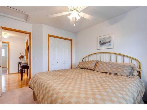 1306 Shannon Avenue Sw, Calgary, AB - Indoor Photo Showing Bedroom