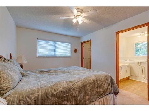 1306 Shannon Avenue Sw, Calgary, AB - Indoor Photo Showing Bedroom