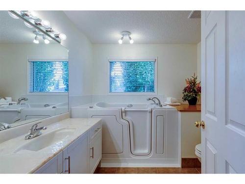 1306 Shannon Avenue Sw, Calgary, AB - Indoor Photo Showing Bathroom