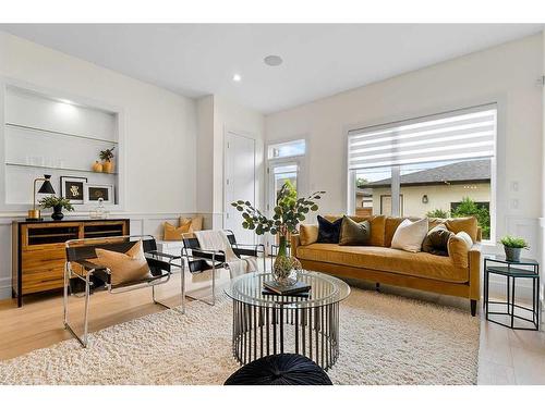 828 23 Avenue Nw, Calgary, AB - Indoor Photo Showing Living Room