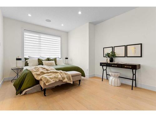 828 23 Avenue Nw, Calgary, AB - Indoor Photo Showing Bedroom