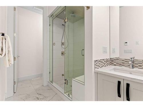 828 23 Avenue Nw, Calgary, AB - Indoor Photo Showing Bathroom