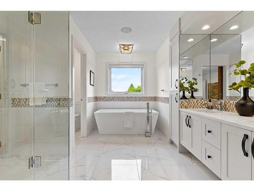 828 23 Avenue Nw, Calgary, AB - Indoor Photo Showing Bathroom