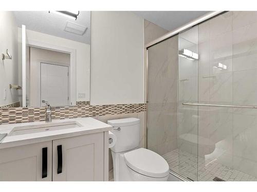 828 23 Avenue Nw, Calgary, AB - Indoor Photo Showing Bathroom