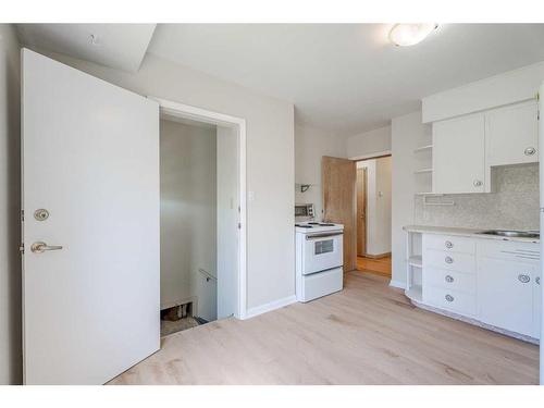 2105 7 Street Ne, Calgary, AB - Indoor Photo Showing Kitchen