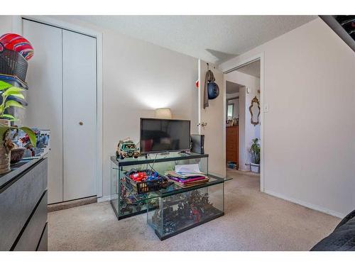 2105 7 Street Ne, Calgary, AB - Indoor