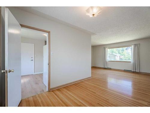 2105 7 Street Ne, Calgary, AB - Indoor Photo Showing Other Room