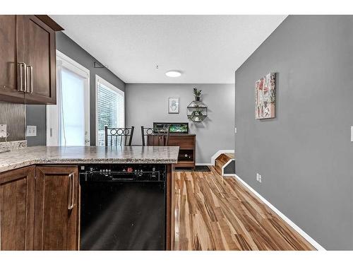 18 Deerfield Green Se, Calgary, AB - Indoor Photo Showing Kitchen