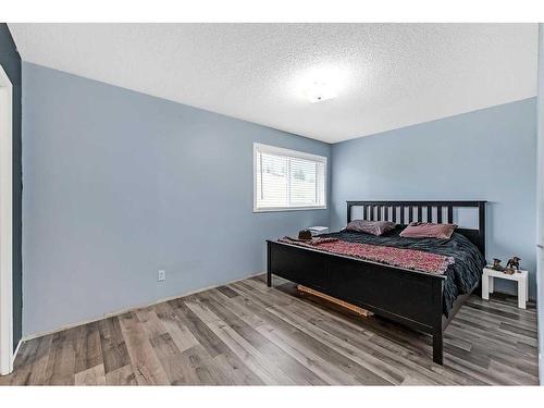 18 Deerfield Green Se, Calgary, AB - Indoor Photo Showing Bedroom
