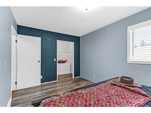 18 Deerfield Green Se, Calgary, AB - Indoor Photo Showing Bedroom