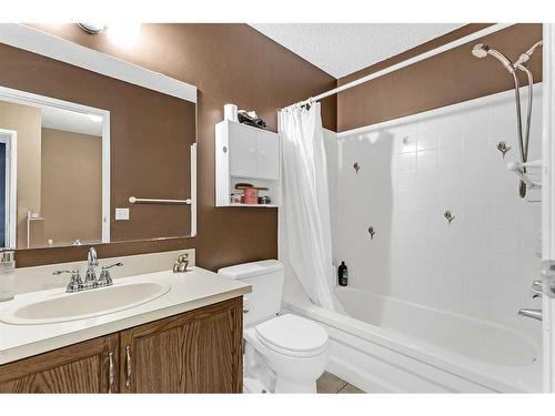 18 Deerfield Green Se, Calgary, AB - Indoor Photo Showing Bathroom