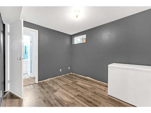 18 Deerfield Green Se, Calgary, AB - Indoor Photo Showing Other Room