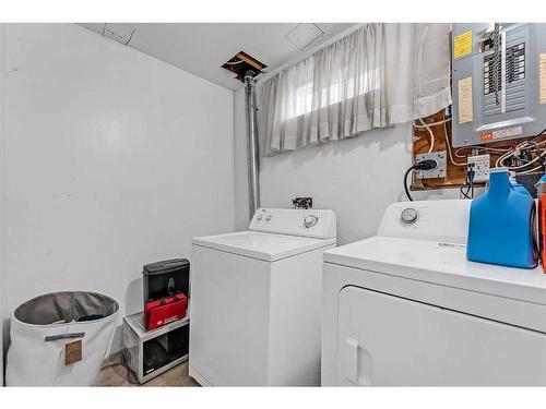 18 Deerfield Green Se, Calgary, AB - Indoor Photo Showing Laundry Room