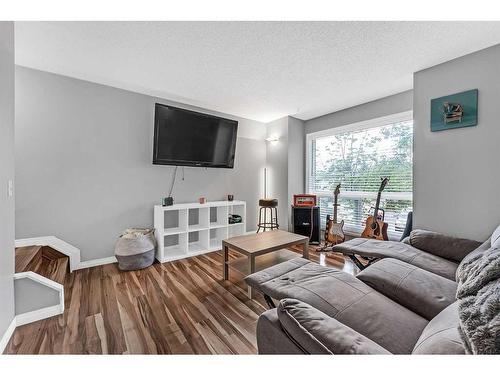 18 Deerfield Green Se, Calgary, AB - Indoor Photo Showing Living Room