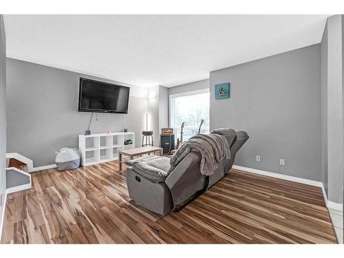 18 Deerfield Green Se, Calgary, AB - Indoor Photo Showing Living Room