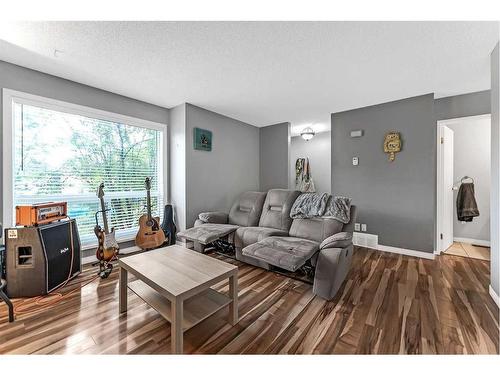 18 Deerfield Green Se, Calgary, AB - Indoor Photo Showing Living Room