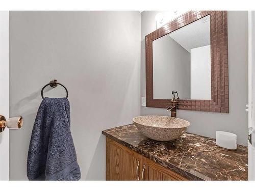 18 Deerfield Green Se, Calgary, AB - Indoor Photo Showing Bathroom