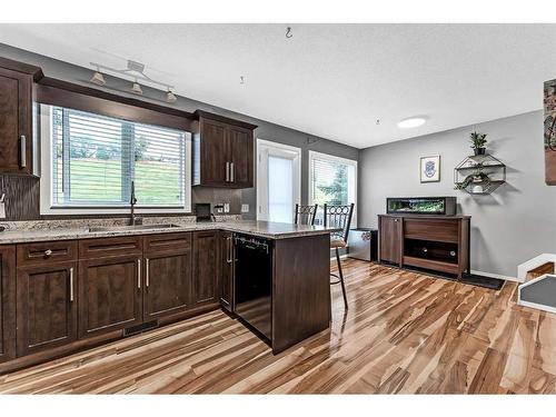 18 Deerfield Green Se, Calgary, AB - Indoor Photo Showing Kitchen