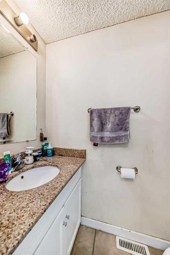 151-405 64 Avenue Ne, Calgary, AB - Indoor Photo Showing Bathroom