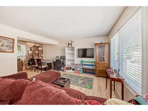 151-405 64 Avenue Ne, Calgary, AB - Indoor Photo Showing Living Room