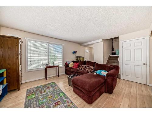 151-405 64 Avenue Ne, Calgary, AB - Indoor Photo Showing Living Room