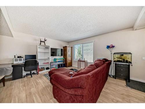 151-405 64 Avenue Ne, Calgary, AB - Indoor Photo Showing Living Room