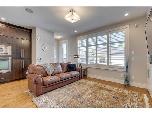917 35 Street Nw, Calgary, AB - Indoor Photo Showing Living Room