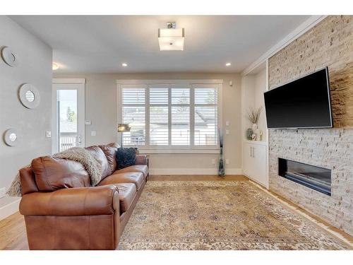 917 35 Street Nw, Calgary, AB - Indoor Photo Showing Living Room With Fireplace