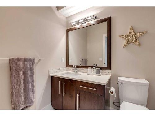 917 35 Street Nw, Calgary, AB - Indoor Photo Showing Bathroom